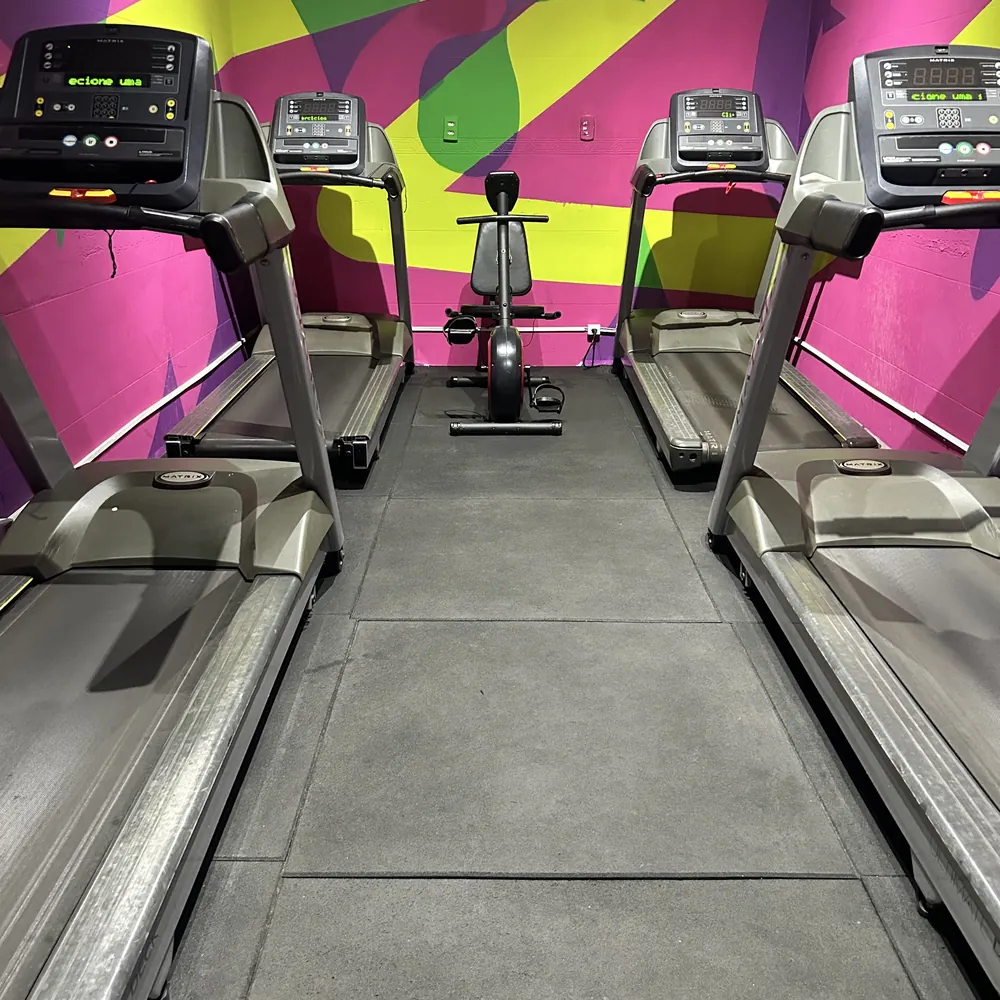 Área de cardio da Academia HomeGym com quatro esteiras e bicicleta ergométrica