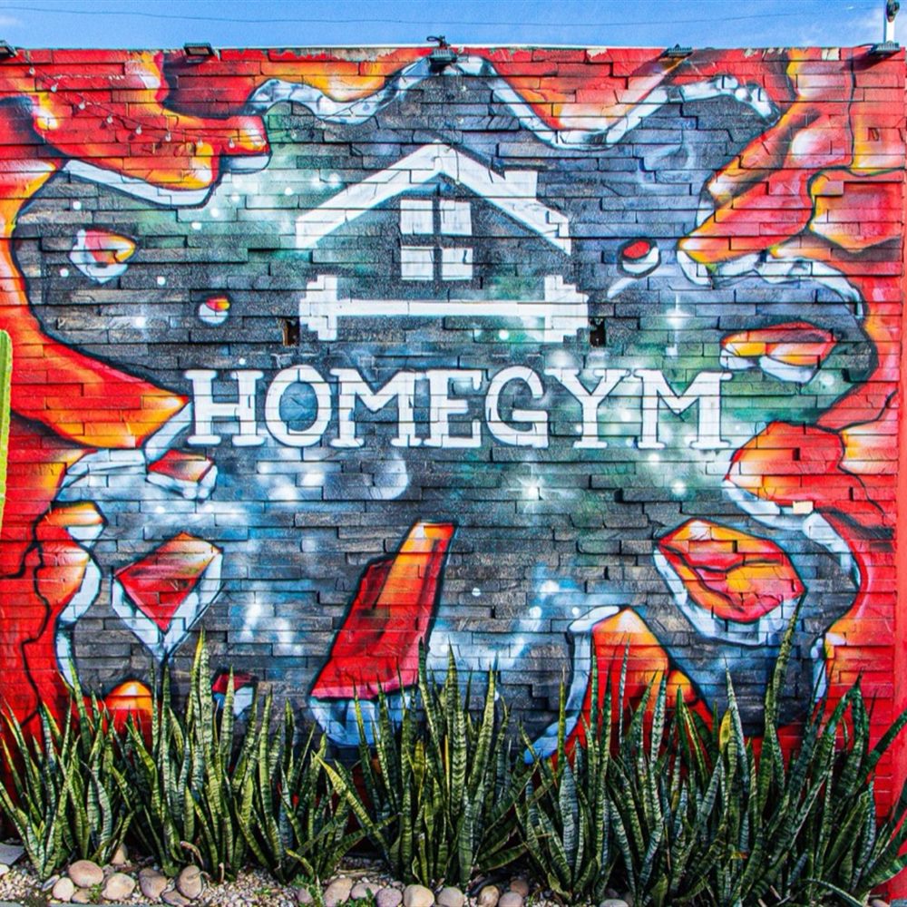 Mural com a marca HomeGym na fachada da academia, no bairro Boa Esperança em Cuiabá