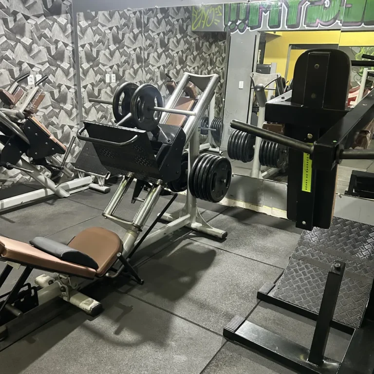 Leg press e cadeira extensora na sala de máquinas da Academia HomeGym