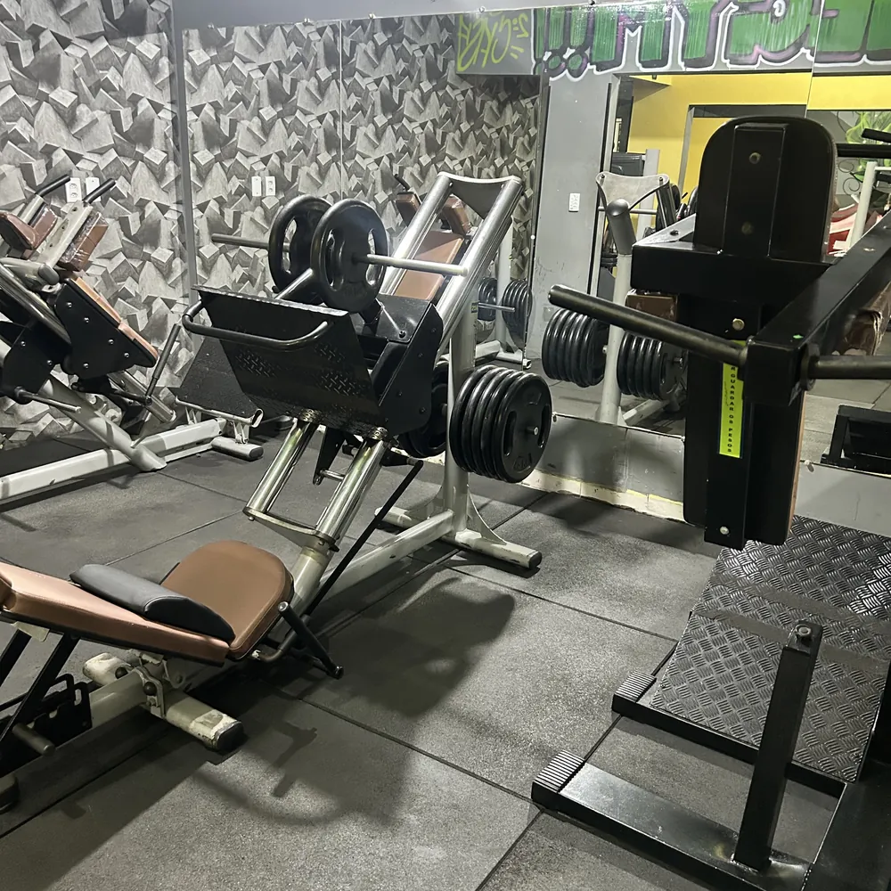 Aparelhos de musculação da Academia HomeGym, com leg press e cadeira extensora
