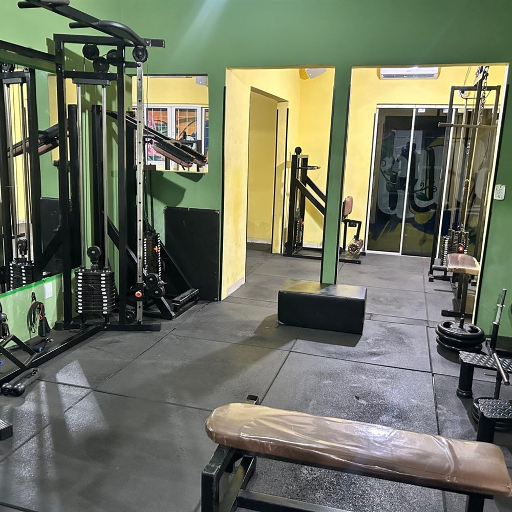 Sala de musculação climatizada da Academia HomeGym, com ar-condicionado e aparelhos