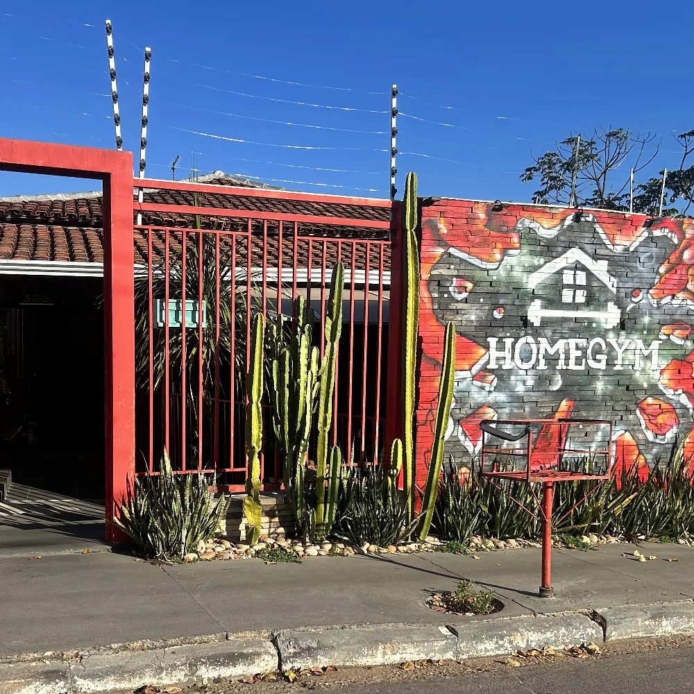 Fachada e entrada da Academia HomeGym, com o mural da marca, no bairro Boa Esperança em Cuiabá