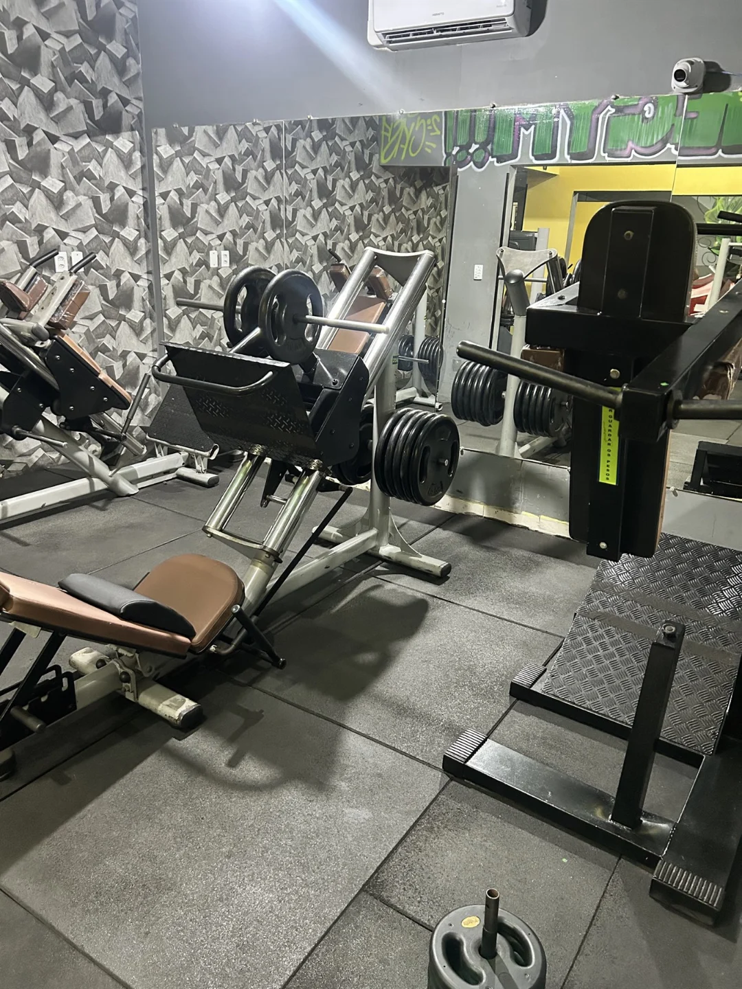 Área de musculação da Academia HomeGym com aparelhos e pesos.