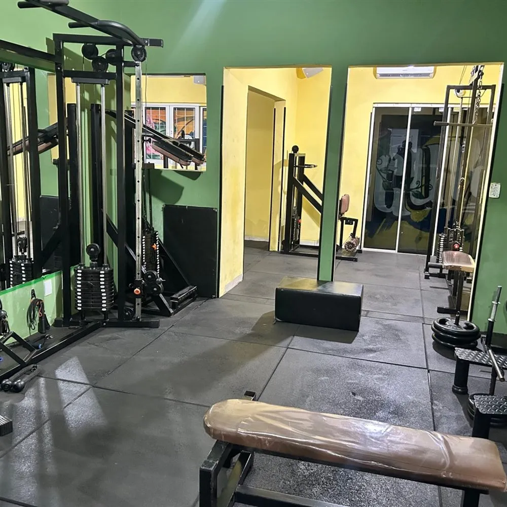 Sala de musculação climatizada da Academia HomeGym, com ar-condicionado e aparelhos